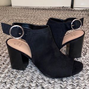 Black open-toe booties 🖤